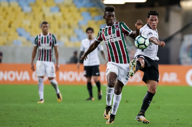 Giovanni Augusto em ação contra o Fluminense no Maracanã pelo Brasileirão 2017