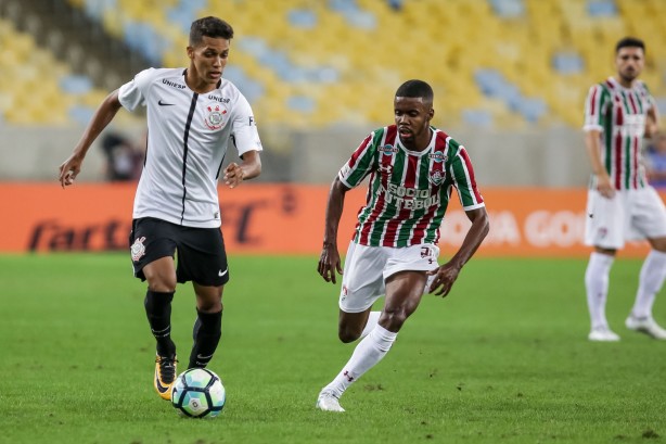 Pedrinho em ação contra o Fluminense no Maracanã pelo Brasileirão 2017