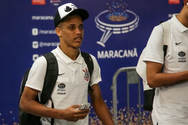 Pedrinho na chegada ao estádio antes da partida contra o Fluminense