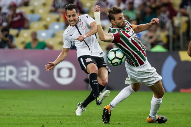 Rodriguinho em ação contra o Fluminense no Maracanã pelo Brasileirão 2017