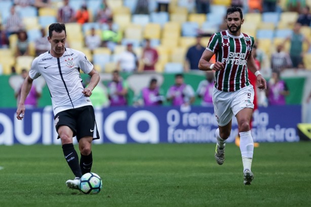Rodriguinho em ação contra o Fluminense no Maracanã pelo Brasileirão 2017