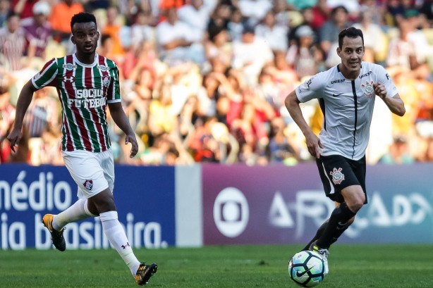 Rodriguinho em ação contra o Fluminense no Maracanã pelo Brasileirão 2017