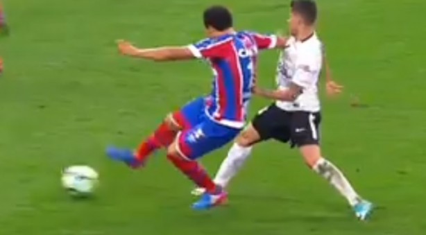 Gabriel tira a bola, mas é expulso pelo árbitro contra o Bahia