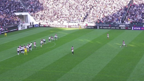 Gilberto, impedido, fez o gol do São Paulo na Arena