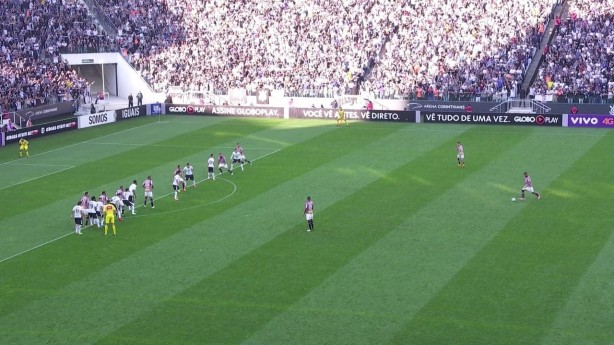 Gilberto, impedido, fez o gol do So Paulo na Arena