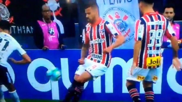 Marquinhos Gabriel cruzou, Lucão cortou com o braço, mas o árbitro não deu pênalti