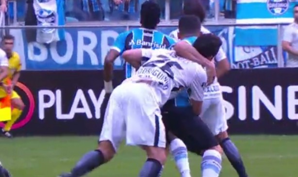 Rodriguinho foi agarrado na Arena do Grêmio