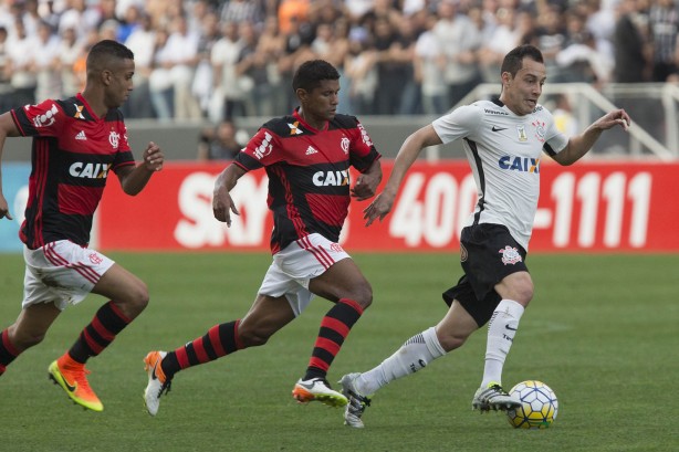Arma criativa do Corinthians, Rodriguinho é provável titular diante do Flamengo