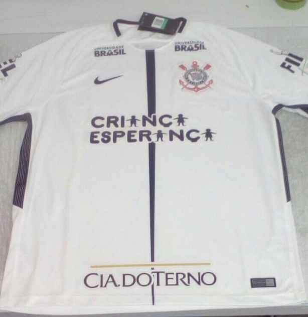 Camisa com a Cia. do Terno exposta na barra frontal