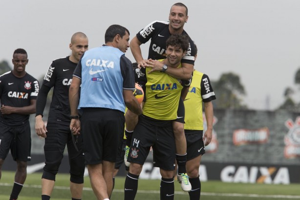 Guilherme e Felipe brincam durante treino; auxiliar Carille observa