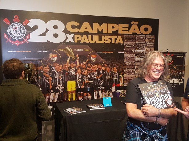 Fotgrafo posou para fotos e deu autgrafos a torcedores do Corinthians