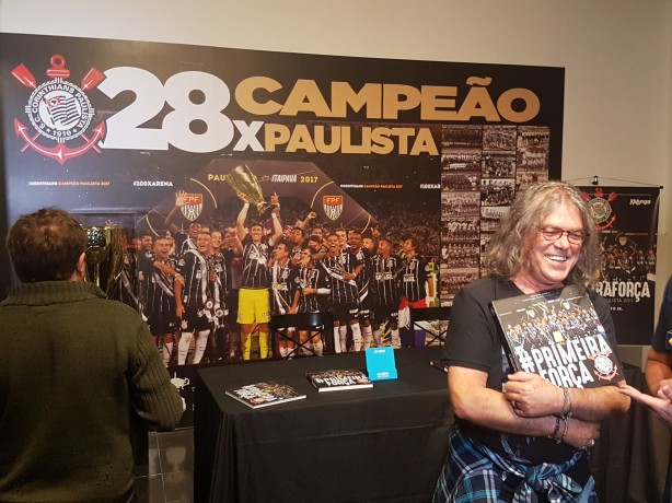 Fotógrafo posou para fotos e deu autógrafos a torcedores do Corinthians