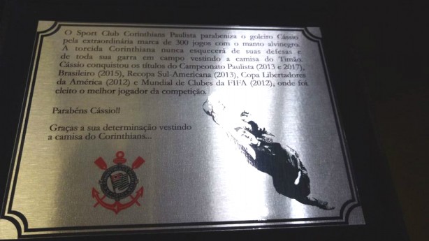 Cássio recebeu placa pelos 300 jogos pelo Corinthians