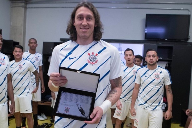 Goleiro recebeu placa pelos 300 jogos pelo Corinthians