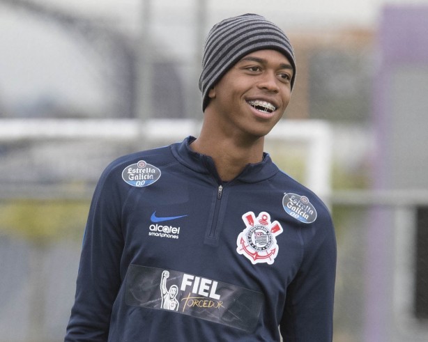 Carlinhos em ação no treino dessa sexta-feira, no CT Joaquim Grava