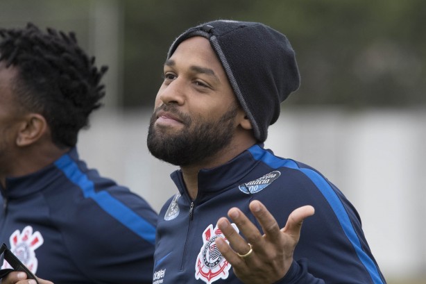 Fellipe Bastos realizando treinamento