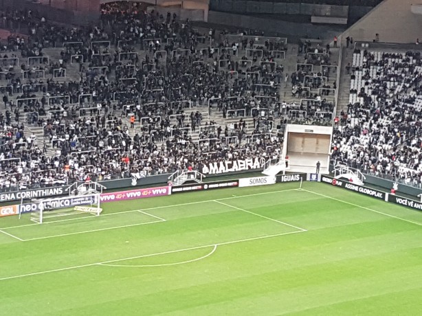 Faixa da Fiel Macabra no setor norte da Arena Corinthians