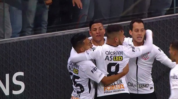 Jogadores comemoram gol de Arana