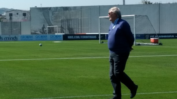 Todo serelepe, Adauto deu as caras no gramado do CT