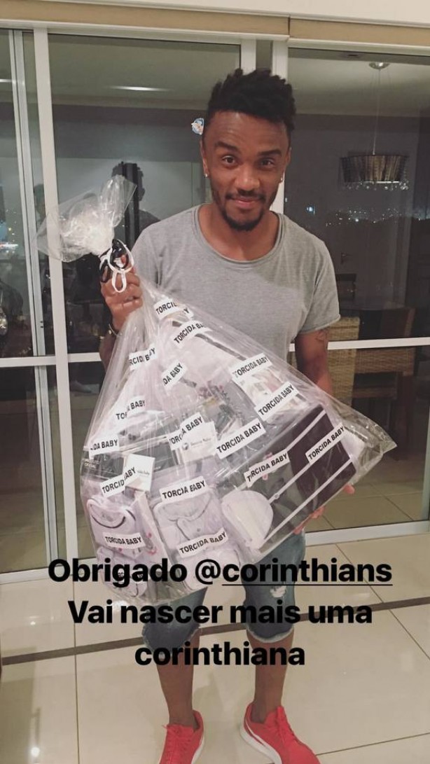 Paulo Roberto posou com a cesta que recebeu do Corinthians