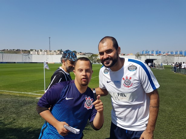 Torcedor corintiano com Danilo após o treino no CT