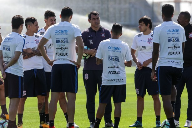 Carille conversa om o coletivo alvinegro durante o treinamento