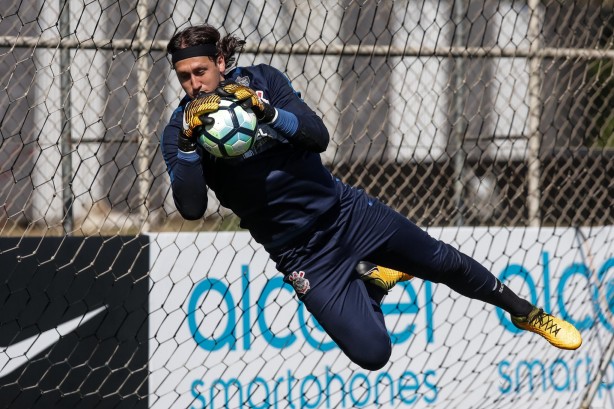 Cássio, treinando para manter a ótima fase