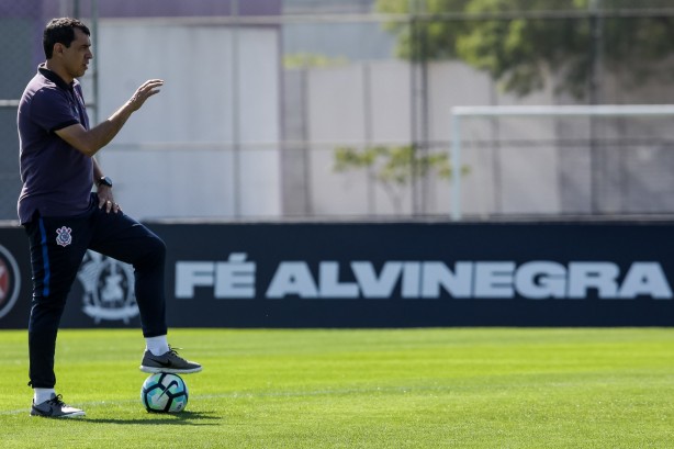O técnico Fábio Carille comandou os trabalhos no CT