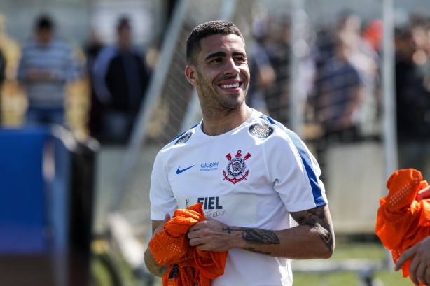 O volante Gabriel também suou a camisa durante as atividades