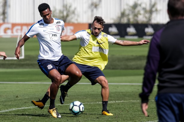 Os atacantes Jô e Clayson em ação
