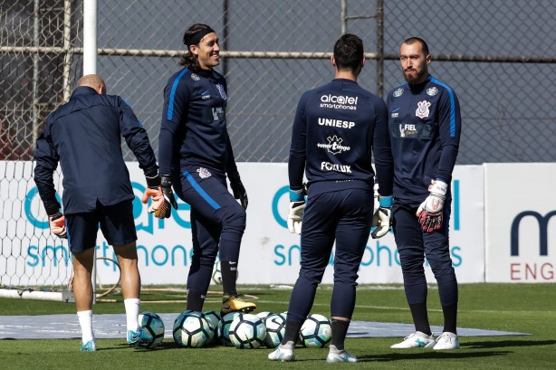 Os goleiros do Timão em treinamento
