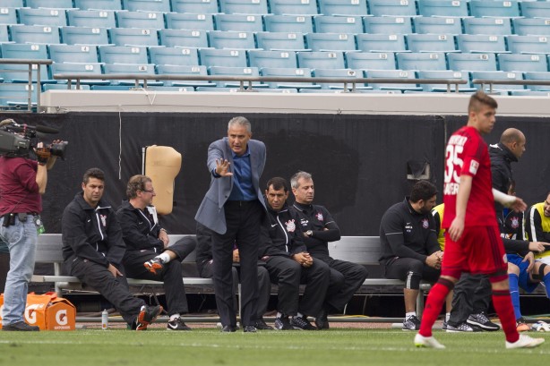 Tite e seus auxiliares durante a vitria sobre o Bayern Leverkusen