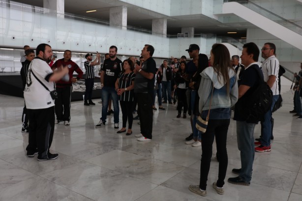 Famlias conheceram o tour da Arena mesmo no feriado de Dia dos Pais