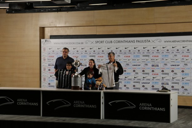 Papais posaram para fotos na sala de imprensa da Arena Corinthians