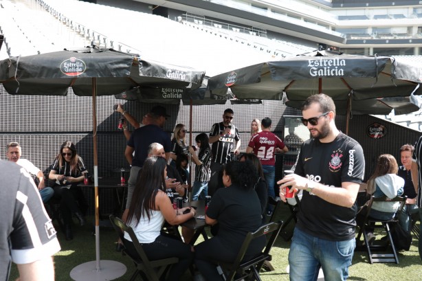 Tour levou dezenas de papais e filhos  Arena Corinthians nesta manh de domingo