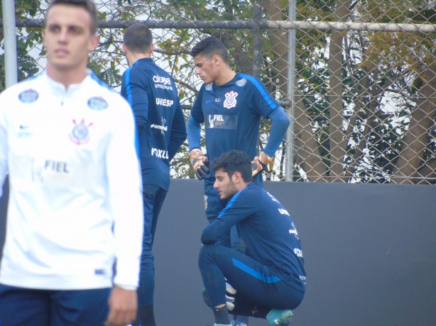 Goleiro Maltos, ao fundo, foi cara nova na reapresentação do Corinthians
