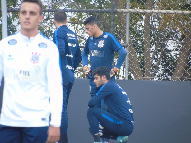 Goleiro Maltos, ao fundo, foi cara nova na reapresentao do Corinthians