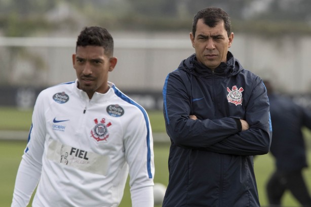 Lateral-direito Léo Príncipe acompanhado do técnico Carille
