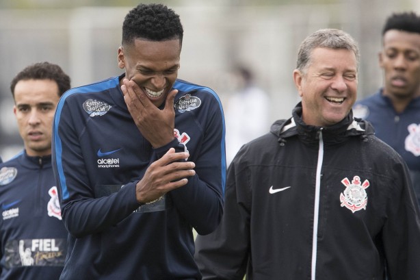 Atacante Jô, artilheiro do Brasileirão, foi só sorrisos ao lado dos companheiros