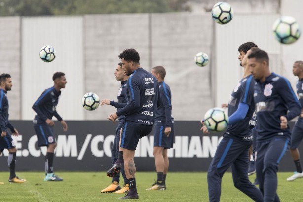 Carille comandou treino de cruzamentos durante a atividade