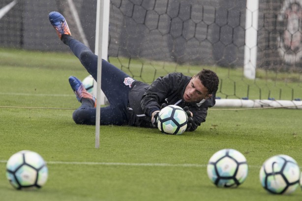 Goleiro do Sub-17 do Timo, Maltos tambm participou da atividade