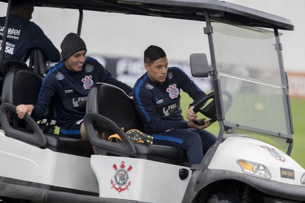 Guilherme Arana brincou com carrinho de golfe do Timão