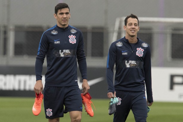 Jogadores reservas e titulares participaram de treino com bola no CT