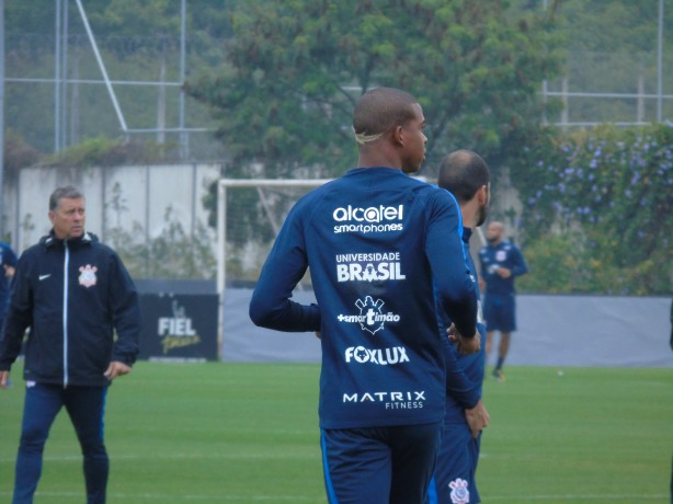 Madeixas do jogador chamaram atenção no treino do Corinthians