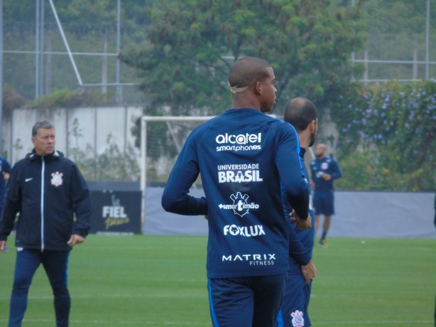 Madeixas do jogador chamaram ateno no treino do Corinthians