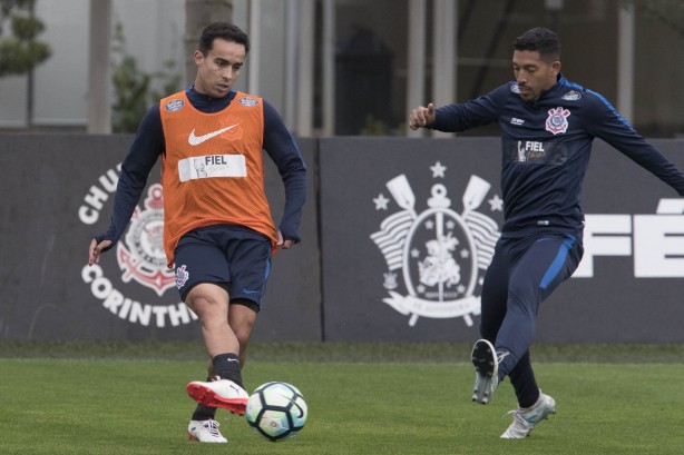 Treinando de colete laranja, Jadson pode ser reforo diante do Vitria