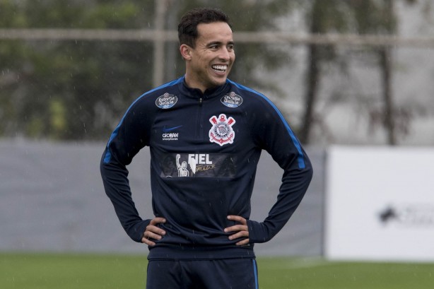 Jadson, que pode não jogar neste sábado, treinou normalmente