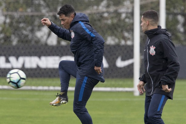 Jogadores reservas e titulares participaram de atividade com bola