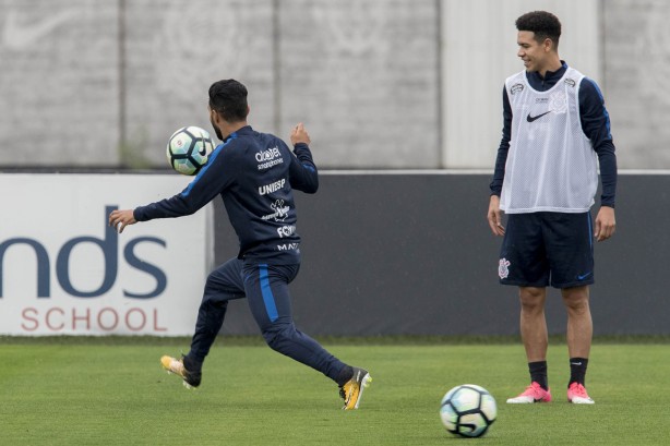 Os meias Pedrinho e Giovanni Augusto chegaram a receber atendimento em campo, mas não são dúvidas para a próxima partida