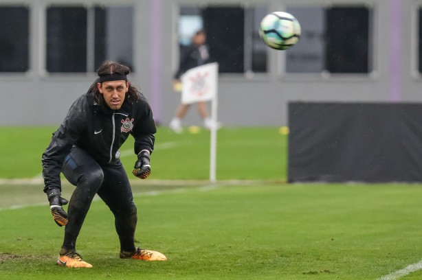 Arqueiro Cássio de olho na bola durante treinamento defensivo